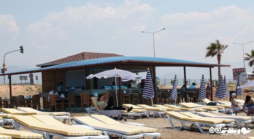 صندلی های حمام آفتاب کنار ساحل